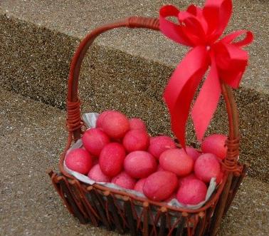 中国小孩满月派发“红喜蛋”的来源